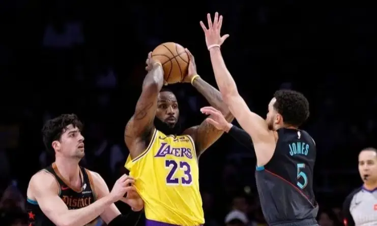 LeBron James y los Lakers evitan el desastre